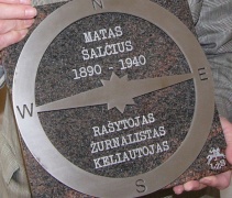 Erikos Straigytės nuotraukoje: ši memorialinė lenta, skirta Matui Šalčiui atminti, bus atidengta sostinės Literatų gatvėje